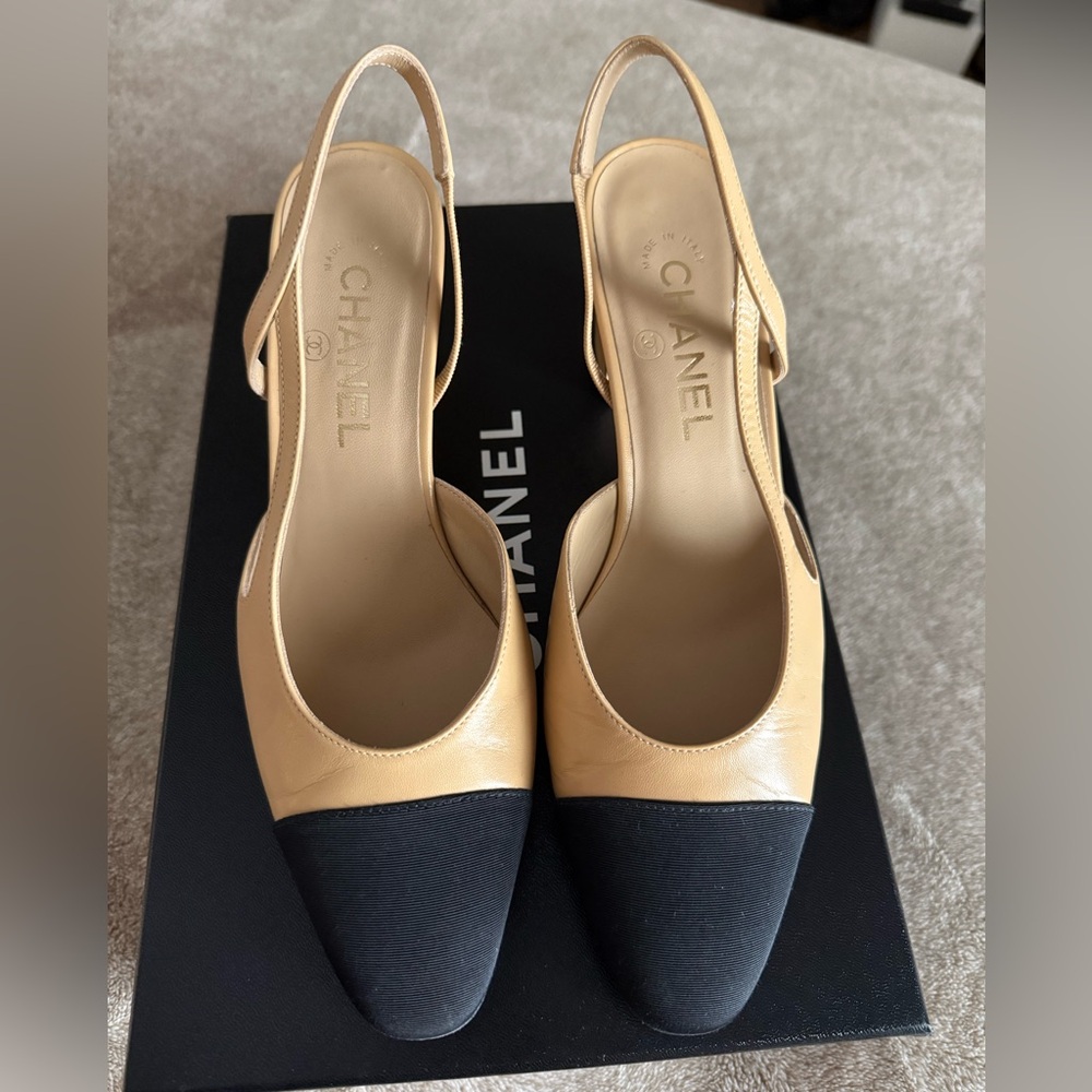 CHANEL Two-Tone Beige and Black Slingbacks 38.5 Excellent Condition - Picture 2 of 7